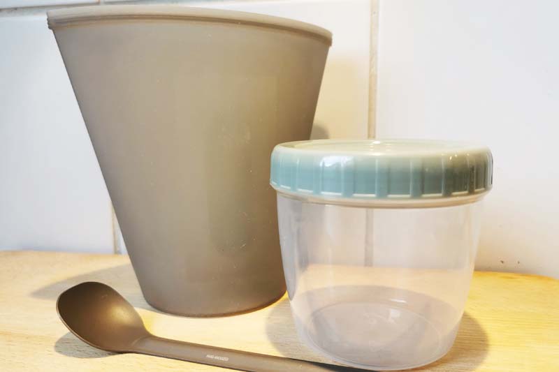 Spiseskåle og ske til brug på vandretur