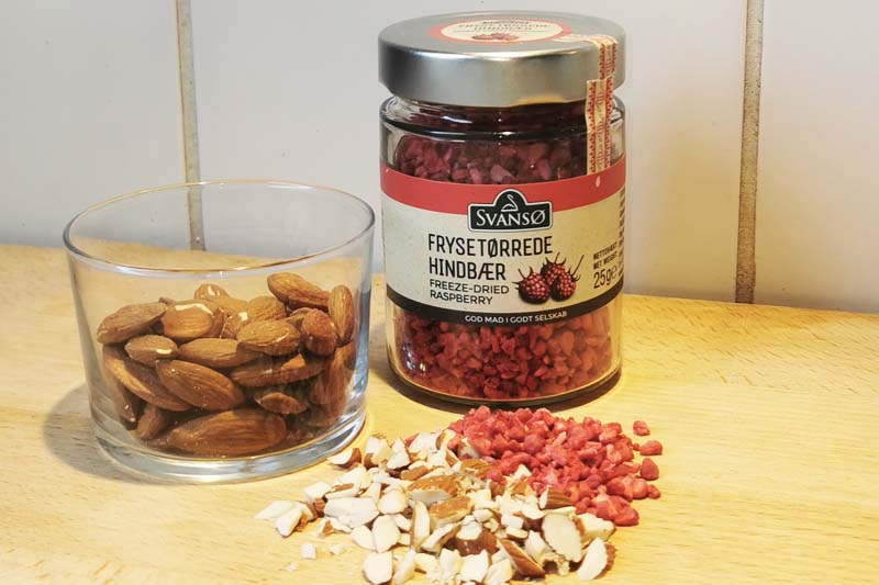 Toppings til havregrød med hindbær og mandler