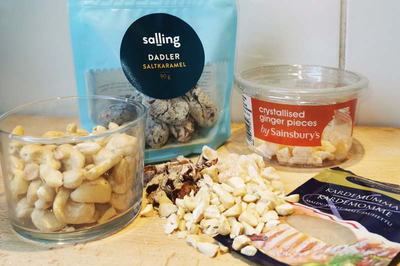 Toppings til havregrød med ingefær, dadel og kardemomme