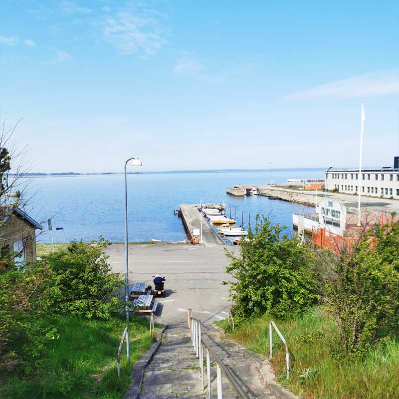 Fjordstien (etape 5) med udsigt ud over Kyndby Huse Havn