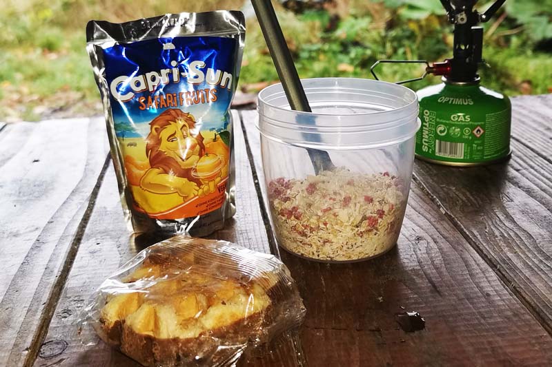 Morgenmad bestående af havregrød, belgisk vaffel og juice