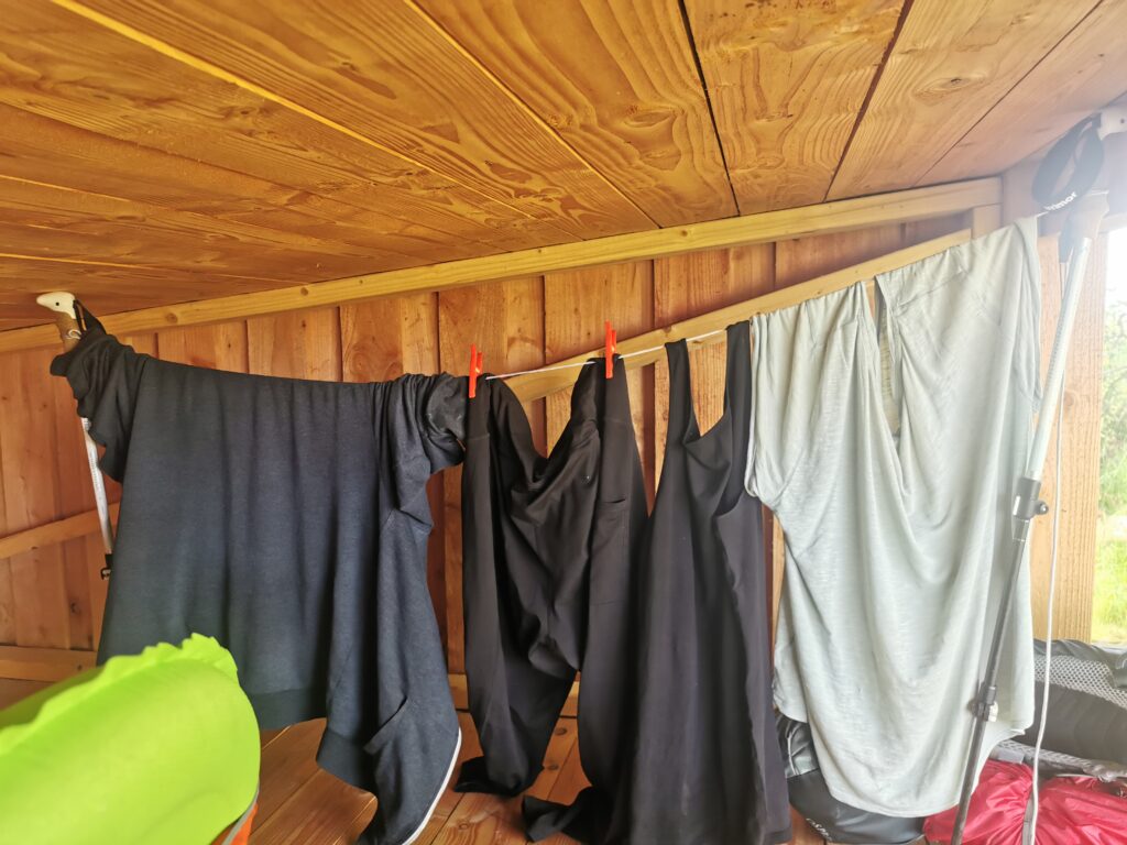 Tøj der hænger til luftning på en vandretur