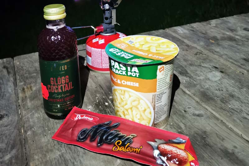 Billig aftensmad med mac and cheese, salami og en drink