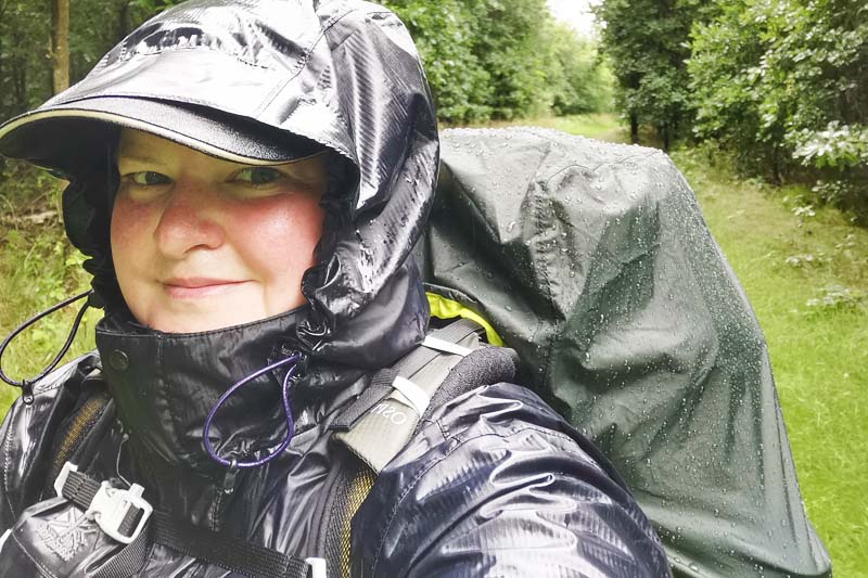 Billede af regntøj i brug på en vandretur